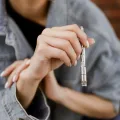 DynaVap UniDyn – dispositivo na mão