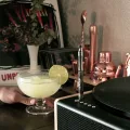 DynaVap UniDyn – dispositivo ao lado de um cocktail no bar