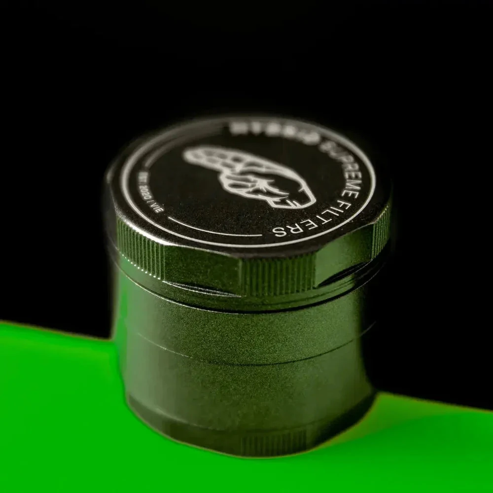 HYBRID Supreme Filters keramische kruidenmolen XX-2 55 mm – schuin aanzicht van de gesloten zwarte grinder