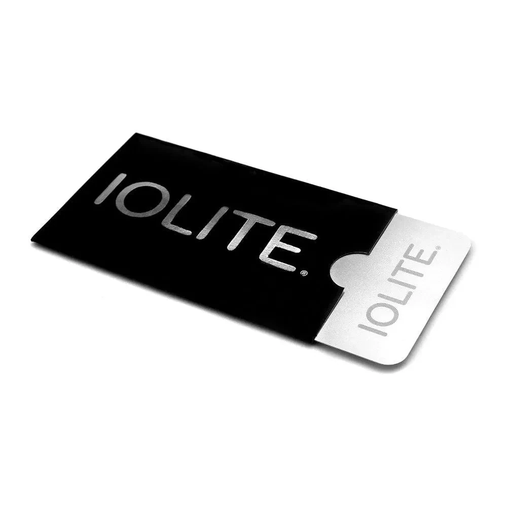 Iolite Kräutermühlen-Karte – Karte teilweise in der schwarzen IOLITE-Hülle, mit sichtbarem IOLITE-Schriftzug