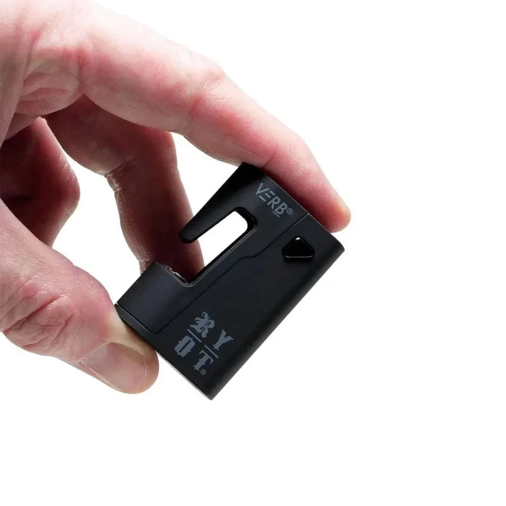 RYOT VERB 510 Mini-Akku + Headcase im Set – schwarzer Mini-Akku ohne Kartusche zwischen zwei Fingern