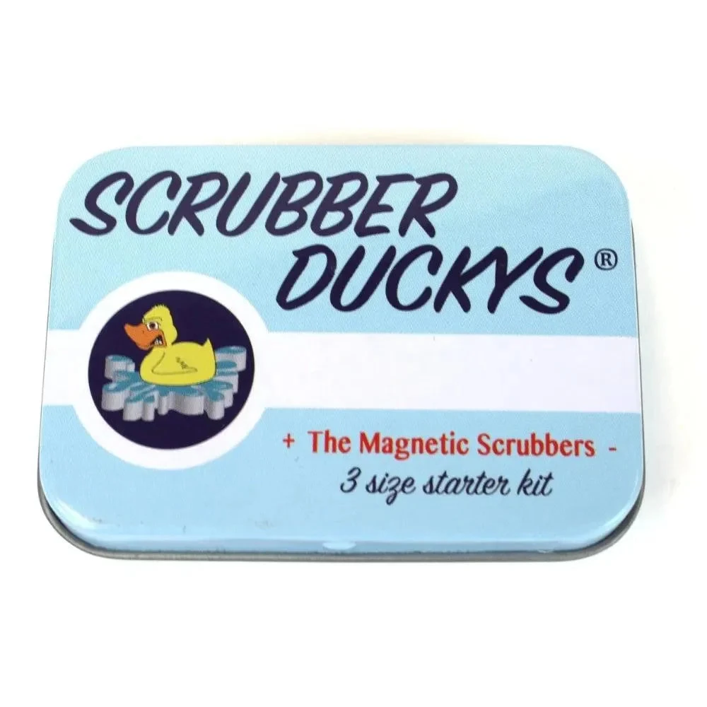 Scrubber Duckys Magnetic Ducky Reinigungsset 5.0 – geschlossene blaue Aufbewahrungsdose mit Scrubber-Duckys-Schriftzug und Größenübersicht auf dem Deckel